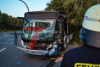 Lkw und Linien Bus krachen an Ampelkreuzung zusammen - 52-jähriger Busfahrer stirbt noch am Unfallort - ein Fahrgast und der Lkw Fahrer kommen verletzt ins Krankenhaus : 