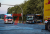 Lkw und Linien Bus krachen an Ampelkreuzung zusammen - 52-jähriger Busfahrer stirbt noch am Unfallort - ein Fahrgast und der Lkw Fahrer kommen verletzt ins Krankenhaus : 