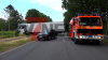 Verirrter Lastwagen auf gesperrter Bundesstraße - Wendemanöver führt zu Brand - Knochentrockener Grünstreifen fängt Feuer - Schnelle Reaktion der Feuerwehr verhindert Schlimmeres - Polizei bestätigt: Fahrer hatte gesperrten Bereich befahren: 