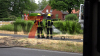 Verirrter Lastwagen auf gesperrter Bundesstraße - Wendemanöver führt zu Brand - Knochentrockener Grünstreifen fängt Feuer - Schnelle Reaktion der Feuerwehr verhindert Schlimmeres - Polizei bestätigt: Fahrer hatte gesperrten Bereich befahren: 