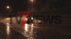 Timelapse zeigt Aufzug eindrucksvoller Front - Enorme Regenmengen im Gepäck - Wasser sprudelt aus Gulli - Regen überflutet Straße - Wasser steht so hoch, das hindurchfahrende Autos bis zum Unterboden im Wasser sind: 