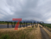 Timelapse zeigt Aufzug eindrucksvoller Front - Enorme Regenmengen im Gepäck - Wasser sprudelt aus Gulli - Regen überflutet Straße - Wasser steht so hoch, das hindurchfahrende Autos bis zum Unterboden im Wasser sind: 