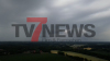 Dunkle Wolken am Himmel - Starkregen prasselt nieder - Wind peitscht Regen auf: 