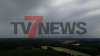 Dunkle Wolken am Himmel - Starkregen prasselt nieder - Wind peitscht Regen auf: 