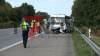Auto, Kleintransporter und Wohnmobil kollidieren auf der A1 - Feuerwehr kann Entstehungsbrand an der Böschung schnell löschen - Glücklicherweise keiner eingeklemmt
Unfallhergang nicht bekannt - Feuerwehr braucht einige Zeit, um Unfallstelle zu sichten, die sich auf mehrere hundert Meter erstreckt - Rettungshubschrauber vor Ort: 