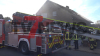 Mehrere Trupps unter Atemschutz im Einsatz - Berufs- und Freiwillige Feuerwehr im Einsatz - Große Rauchsäule über dem Bereich - Keine Mitteilungen über verletzte Personen - Brand drohte auf weitere Gartenhäuser überzugreifen - Polizei ermittelt zur Brandursache: Wir haben das in Vollbrand stehende Gartenhaus on tape