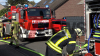 Mehrere Trupps unter Atemschutz im Einsatz - Berufs- und Freiwillige Feuerwehr im Einsatz - Große Rauchsäule über dem Bereich - Keine Mitteilungen über verletzte Personen - Brand drohte auf weitere Gartenhäuser überzugreifen - Polizei ermittelt zur Brandursache: Wir haben das in Vollbrand stehende Gartenhaus on tape