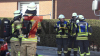 Mehrere Trupps unter Atemschutz im Einsatz - Berufs- und Freiwillige Feuerwehr im Einsatz - Große Rauchsäule über dem Bereich - Keine Mitteilungen über verletzte Personen - Brand drohte auf weitere Gartenhäuser überzugreifen - Polizei ermittelt zur Brandursache: Wir haben das in Vollbrand stehende Gartenhaus on tape
