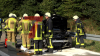 Auto, Kleintransporter und Wohnmobil kollidieren auf der A1 - Feuerwehr kann Entstehungsbrand an der Böschung schnell löschen - Glücklicherweise keiner eingeklemmt
Unfallhergang nicht bekannt - Feuerwehr braucht einige Zeit, um Unfallstelle zu sichten, die sich auf mehrere hundert Meter erstreckt - Rettungshubschrauber vor Ort: 
