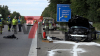 Auto, Kleintransporter und Wohnmobil kollidieren auf der A1 - Feuerwehr kann Entstehungsbrand an der Böschung schnell löschen - Glücklicherweise keiner eingeklemmt
Unfallhergang nicht bekannt - Feuerwehr braucht einige Zeit, um Unfallstelle zu sichten, die sich auf mehrere hundert Meter erstreckt - Rettungshubschrauber vor Ort: 