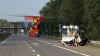 Auto, Kleintransporter und Wohnmobil kollidieren auf der A1 - Feuerwehr kann Entstehungsbrand an der Böschung schnell löschen - Glücklicherweise keiner eingeklemmt
Unfallhergang nicht bekannt - Feuerwehr braucht einige Zeit, um Unfallstelle zu sichten, die sich auf mehrere hundert Meter erstreckt - Rettungshubschrauber vor Ort: 