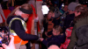 Mit dem Boot über die Vechte und dann mit der Kutsche zum Marktplatz - strahlende Kinderaugen und auch die Eltern freuen sich - Nikolaus verteilt Geschenke : 