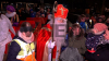 Mit dem Boot über die Vechte und dann mit der Kutsche zum Marktplatz - strahlende Kinderaugen und auch die Eltern freuen sich - Nikolaus verteilt Geschenke : 