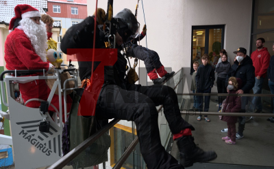 Der Nikolaus kommt mit Drehleiter und die Superhelden vom Dach - die Höhenretter der Berufsfeuer zaubern den kranken Kindern ein lächeln ins Gesicht - Nikolaus verschenkt süsses - Auch die Krankenschwestern bekommen Geschenke - Rundum eine gelungene Aktion: Wir haben die Bilder und O-Töne!