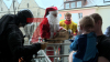 Der Nikolaus kommt mit Drehleiter und die Superhelden vom Dach - die Höhenretter der Berufsfeuer zaubern den kranken Kindern ein lächeln ins Gesicht - Nikolaus verschenkt süsses - Auch die Krankenschwestern bekommen Geschenke - Rundum eine gelungene Aktion: Wir haben die Bilder und O-Töne!