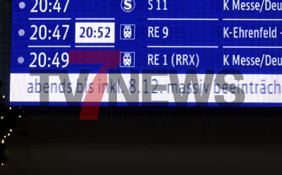 Streikhinweise bereits am Kölner-Bahnhof - Reisende sind genervt und haben mit uns gesprochen „Gut das ich mit Auto fahre. Das nimmt einem jeglichen Spaß am Bahn fahren. Keine lust überhaupt nochmal Bahn zu fahren. Katastrophe“  oder „ Ich denke das das auch ist, um die Leute zu ärgern. Gerade zur Weihnachtszeit wenn die Leute in den Urlaub wollen oder zur Familie“: 