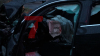 Audi-Fahrer fährt zu schnell an der Polizei vorbei - Polizei wendet und gibt dem Audi-Fahrer das Anhalte Signal - dieses missachtet der 27-jährige Audi-Fahrer und gibt gas - Polizei nimmt die Verfolgung auf - Fahrer fährt über mehrere rote Ampeln - Polizei fährt mit 120km/h hinter dem Fahrzeug, der noch deutlich schneller unterwegs war - Mann möchte nach links abbiegen und rast in den Gegenverkehr - Taxifahrer kann in letzter Sekunde ausweichen, jedoch prallt der Audi in einen anderen Audi - beide Fahrer werden lebensgefährlich verletzt - Staatsanwaltschaft eingeschaltet: Feuerwehr muss feststellen, dass in dem zweiten Unfallwagen der eigene Kamerad lebensgefährlich verletzt wurde - Der Feuerwehrmann und Familienvater, war auf dem Weg zum Dienst.