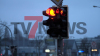 Audi-Fahrer fährt zu schnell an der Polizei vorbei - Polizei wendet und gibt dem Audi-Fahrer das Anhalte Signal - dieses missachtet der 27-jährige Audi-Fahrer und gibt gas - Polizei nimmt die Verfolgung auf - Fahrer fährt über mehrere rote Ampeln - Polizei fährt mit 120km/h hinter dem Fahrzeug, der noch deutlich schneller unterwegs war - Mann möchte nach links abbiegen und rast in den Gegenverkehr - Taxifahrer kann in letzter Sekunde ausweichen, jedoch prallt der Audi in einen anderen Audi - beide Fahrer werden lebensgefährlich verletzt - Staatsanwaltschaft eingeschaltet: Feuerwehr muss feststellen, dass in dem zweiten Unfallwagen der eigene Kamerad lebensgefährlich verletzt wurde - Der Feuerwehrmann und Familienvater, war auf dem Weg zum Dienst.