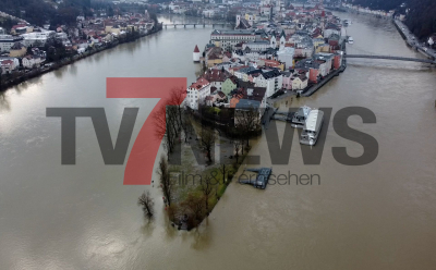 Ortsspitze von Passau immer noch überschwemmt - Zum teil unbegehbar - Wasser reicht noch bis an die Haustüren - Es gilt die dritte von vier Meldestufen - 