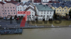 Ortsspitze von Passau immer noch überschwemmt - Zum teil unbegehbar - Wasser reicht noch bis an die Haustüren - Es gilt die dritte von vier Meldestufen - "Situation sieht sehr bedrohlich aus" schildern uns die Menschen - "dieses Jahr haben wir das dritte mal Hochwasser." - wir machen uns: Wir haben mehrere O-Töne mit Betroffenen!