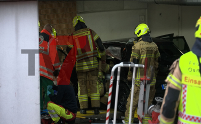 85-jährige verwechselt Gas und Bremse, fährt durch die Schranke und mehrere Meter runter Richtung Tiefgarage und kommt vor einer Mauer zum Stehen - Frau wird in ihrem Fahrzeug eingeklemmt und muss von der Berufsfeuerwehr befreit werden - Crashrettung - Die Frau erliegt im Krankenhaus ihren Verletzungen.: Glücklicherweise fährt niemand zum Unfallzeitpunkt die Tiefgarage hoch.