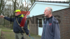 Feuerwehr errichtet einen Damm um die Straßen zu schützen - Teil der Bundesstraße B402 weggebrochen - Zeltplätze und weitere Objekte sind vom Wasser eingenommen - O-Ton Platzwart Haselünne: 