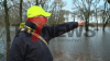 Feuerwehr errichtet einen Damm um die Straßen zu schützen - Teil der Bundesstraße B402 weggebrochen - Zeltplätze und weitere Objekte sind vom Wasser eingenommen - O-Ton Platzwart Haselünne: 