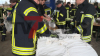 Feuerwehr errichtet einen Damm um die Straßen zu schützen - Teil der Bundesstraße B402 weggebrochen - Zeltplätze und weitere Objekte sind vom Wasser eingenommen - O-Ton Platzwart Haselünne: 