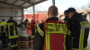 Feuerwehr errichtet einen Damm um die Straßen zu schützen - Teil der Bundesstraße B402 weggebrochen - Zeltplätze und weitere Objekte sind vom Wasser eingenommen - O-Ton Platzwart Haselünne: 