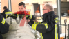 Feuerwehr errichtet einen Damm um die Straßen zu schützen - Teil der Bundesstraße B402 weggebrochen - Zeltplätze und weitere Objekte sind vom Wasser eingenommen - O-Ton Platzwart Haselünne: 