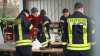 Feuerwehr errichtet einen Damm um die Straßen zu schützen - Teil der Bundesstraße B402 weggebrochen - Zeltplätze und weitere Objekte sind vom Wasser eingenommen - O-Ton Platzwart Haselünne: 