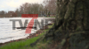 Feuerwehr errichtet einen Damm um die Straßen zu schützen - Teil der Bundesstraße B402 weggebrochen - Zeltplätze und weitere Objekte sind vom Wasser eingenommen - O-Ton Platzwart Haselünne: 