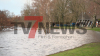 Feuerwehr errichtet einen Damm um die Straßen zu schützen - Teil der Bundesstraße B402 weggebrochen - Zeltplätze und weitere Objekte sind vom Wasser eingenommen - O-Ton Platzwart Haselünne: 