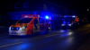 Drei unbekannte Täter sprengen Geldautomat in Wohn- und Geschäftshaus Zeugen hören enorme Explosion und sehen wie Täter flüchten Feuerwehr muss die Bewohner, die über den Bankräumen wohnen aus ihren Wohnungen holen Bewohner werden vorerst in ein gegenüberliegendes Hotel gebracht: Knall- und Augenzeugin spricht exclusiv mit uns: "es hat zwei Mal laut geknallt, bin zum Fenster gelaufen und habe gesehen wie der Fahrer vor seinem Auto stand und auf zwei Personen gewartet hat, die sind dann zu ihm hingerannt und weggefahren!"