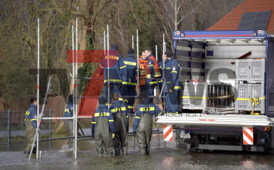 : 100 Bewohner einer Straße in Rinteln evakuiert -Straßen komplett überflutet - Feuerwehr ist im Dauereinsatz - vor den Feiertagen wurden schon 20.000 Sandsäcke befüllt 