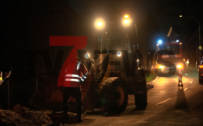 Feuerwehr errichtet einen Damm um die Straßen zu schützen - Teil der Bundesstraße B402 weggebrochen - Zeltplätze und weitere Objekte sind vom Wasser eingenommen - O-Ton Platzwart Haselünne: 
