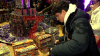 Pyro-Party mit Midnight-Shopping - erst die Feier mit Freigetränken und dann pünktlich um 00:00 Uhr der Startschuss zum Kauf der Feuerwerkskörper - hunderte Menschen stehen schlange - bis zu 3500€ geben sie aus : Wir haben mit den Menschen gesprochen und sie beim Kauf begleitet!