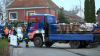 Reißende Stromschnellen - verbarrikadierte Kellerfenster - wasserführende Schläuche aus Kellerfenstern - weiterer Damm droht zu brechen - Einsatzkräfte verstärken ihn mit Sandsäcken - Radlader transportiert palettenweise Sandsäcke: Im O-Ton Anwohner , sie berichten von den Erlebnissen mit dem Hochwasser