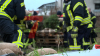 Reißende Stromschnellen - verbarrikadierte Kellerfenster - wasserführende Schläuche aus Kellerfenstern - weiterer Damm droht zu brechen - Einsatzkräfte verstärken ihn mit Sandsäcken - Radlader transportiert palettenweise Sandsäcke: Im O-Ton Anwohner , sie berichten von den Erlebnissen mit dem Hochwasser