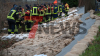 Reißende Stromschnellen - verbarrikadierte Kellerfenster - wasserführende Schläuche aus Kellerfenstern - weiterer Damm droht zu brechen - Einsatzkräfte verstärken ihn mit Sandsäcken - Radlader transportiert palettenweise Sandsäcke: Im O-Ton Anwohner , sie berichten von den Erlebnissen mit dem Hochwasser