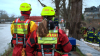 Reißende Stromschnellen - verbarrikadierte Kellerfenster - wasserführende Schläuche aus Kellerfenstern - weiterer Damm droht zu brechen - Einsatzkräfte verstärken ihn mit Sandsäcken - Radlader transportiert palettenweise Sandsäcke: Im O-Ton Anwohner , sie berichten von den Erlebnissen mit dem Hochwasser
