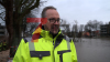 Reißende Stromschnellen - verbarrikadierte Kellerfenster - wasserführende Schläuche aus Kellerfenstern - weiterer Damm droht zu brechen - Einsatzkräfte verstärken ihn mit Sandsäcken - Radlader transportiert palettenweise Sandsäcke: Im O-Ton Anwohner , sie berichten von den Erlebnissen mit dem Hochwasser