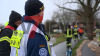 Reißende Stromschnellen - verbarrikadierte Kellerfenster - wasserführende Schläuche aus Kellerfenstern - weiterer Damm droht zu brechen - Einsatzkräfte verstärken ihn mit Sandsäcken - Radlader transportiert palettenweise Sandsäcke: Im O-Ton Anwohner , sie berichten von den Erlebnissen mit dem Hochwasser