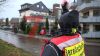 Reißende Stromschnellen - verbarrikadierte Kellerfenster - wasserführende Schläuche aus Kellerfenstern - weiterer Damm droht zu brechen - Einsatzkräfte verstärken ihn mit Sandsäcken - Radlader transportiert palettenweise Sandsäcke: Im O-Ton Anwohner , sie berichten von den Erlebnissen mit dem Hochwasser