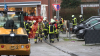 Reißende Stromschnellen - verbarrikadierte Kellerfenster - wasserführende Schläuche aus Kellerfenstern - weiterer Damm droht zu brechen - Einsatzkräfte verstärken ihn mit Sandsäcken - Radlader transportiert palettenweise Sandsäcke: Im O-Ton Anwohner , sie berichten von den Erlebnissen mit dem Hochwasser