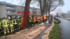 Reißende Stromschnellen - verbarrikadierte Kellerfenster - wasserführende Schläuche aus Kellerfenstern - weiterer Damm droht zu brechen - Einsatzkräfte verstärken ihn mit Sandsäcken - Radlader transportiert palettenweise Sandsäcke: Im O-Ton Anwohner , sie berichten von den Erlebnissen mit dem Hochwasser
