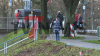 Reißende Stromschnellen - verbarrikadierte Kellerfenster - wasserführende Schläuche aus Kellerfenstern - weiterer Damm droht zu brechen - Einsatzkräfte verstärken ihn mit Sandsäcken - Radlader transportiert palettenweise Sandsäcke: Im O-Ton Anwohner , sie berichten von den Erlebnissen mit dem Hochwasser