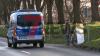 Reißende Stromschnellen - verbarrikadierte Kellerfenster - wasserführende Schläuche aus Kellerfenstern - weiterer Damm droht zu brechen - Einsatzkräfte verstärken ihn mit Sandsäcken - Radlader transportiert palettenweise Sandsäcke: Im O-Ton Anwohner , sie berichten von den Erlebnissen mit dem Hochwasser