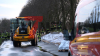Reißende Stromschnellen - verbarrikadierte Kellerfenster - wasserführende Schläuche aus Kellerfenstern - weiterer Damm droht zu brechen - Einsatzkräfte verstärken ihn mit Sandsäcken - Radlader transportiert palettenweise Sandsäcke: Im O-Ton Anwohner , sie berichten von den Erlebnissen mit dem Hochwasser