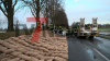 Reißende Stromschnellen - verbarrikadierte Kellerfenster - wasserführende Schläuche aus Kellerfenstern - weiterer Damm droht zu brechen - Einsatzkräfte verstärken ihn mit Sandsäcken - Radlader transportiert palettenweise Sandsäcke: Im O-Ton Anwohner , sie berichten von den Erlebnissen mit dem Hochwasser